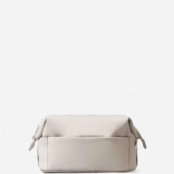 Everlane ReNew Transit Catch-All Case in Navy Blue - Picture 5 of 5